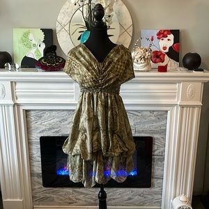 Guru olive green print size small 100% silk ,light weight,excellent versatility